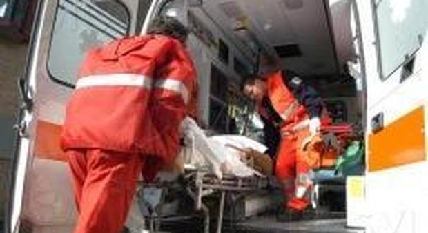 L'ambulanza non arriva: 55enne muore d'infarto a una festa