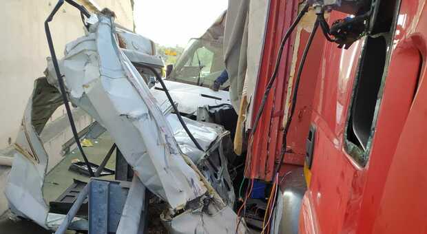 Violento tamponamento fra un camion e un furgone in panne sulla tangenziale: mezzi distrutti. Traffico bloccato