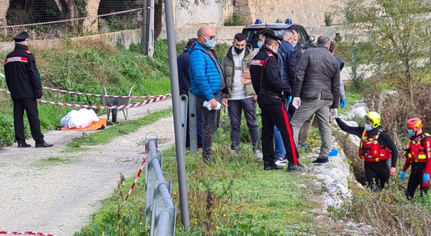 Carabinieri e soccorritori sul luogo del ritrovamento del cadavere