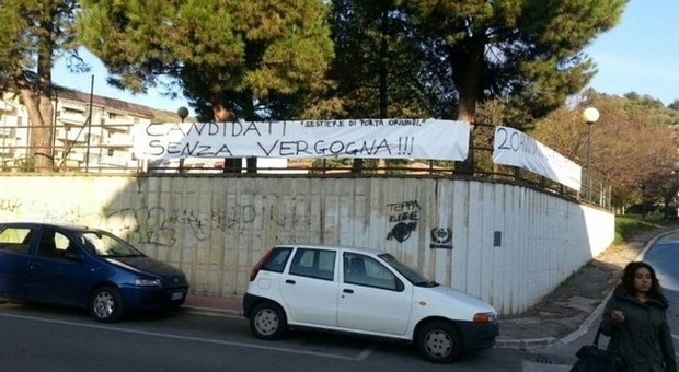 Ascoli, striscioni di protesta davanti al sestiere ​di Porta Solestà