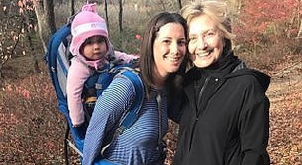 Hillary si consola nel bosco con Bill e i cani