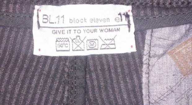 Etichetta sessista sui pantaloni da uomo: si scatena la protesta