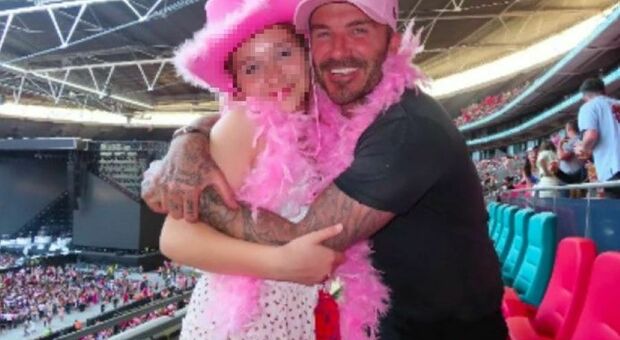 David Beckham e la figlia Harper scatenati al concerto di Harry Styles: il video è dolcissimo