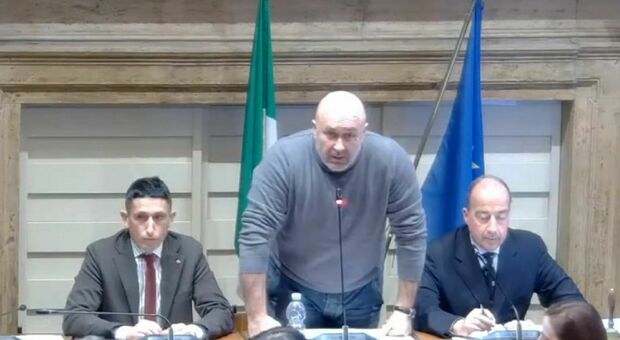 Stefano Bandecchi, quasi 19mila firme per farlo dimettere: «Comportamento volgare». La replica piccata del sindaco di Terni