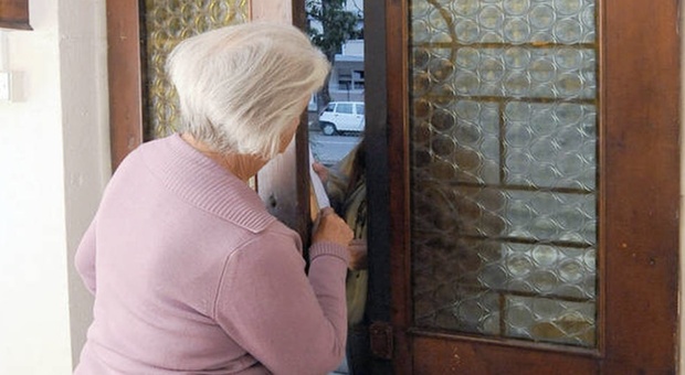 Perugia, ha il coraggio di truffare una nonna di quasi 100 anni, donna ai domiciliari: incastrata dal gps
