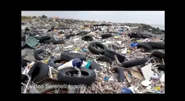 Fiumicino, scogliere invase dai rifiuti