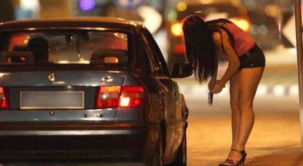 Il pannello stradale che avvisa clienti e prostitute
