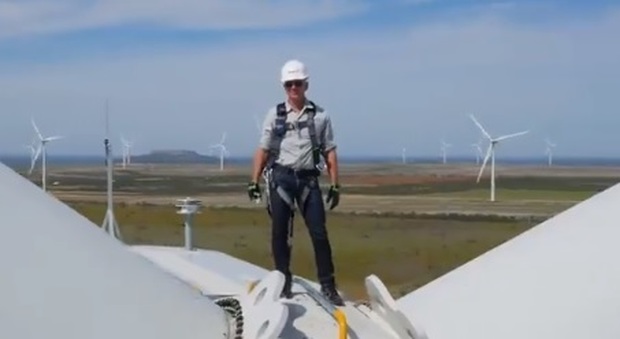 Amazon, Jeff Bezos in cima alla turbina per inaugurare il parco eolico