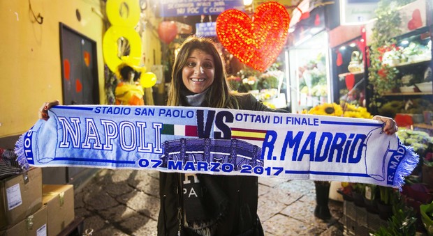 Sciarpe false per Napoli-Real Madrid: maxi sequestro della Finanza