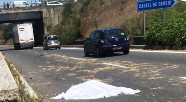 Roma, tragedia sulla Cassia bis, donna si lancia dal cavalcavia: camion la evita e si schianta con altre auto