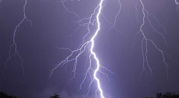 San Benedetto, tempesta di fulmini blackout, danni agli elettrodomestici