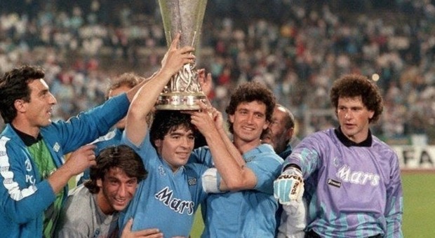 Napoli, Maradona ricorda la Uefa: «Un successo indimenticabile»