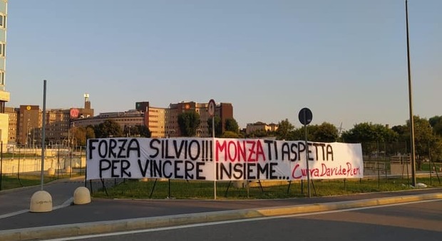 Berlusconi ricoverato, lo striscione al San Raffaele: «Forza Silvio, Monza ti aspetta»