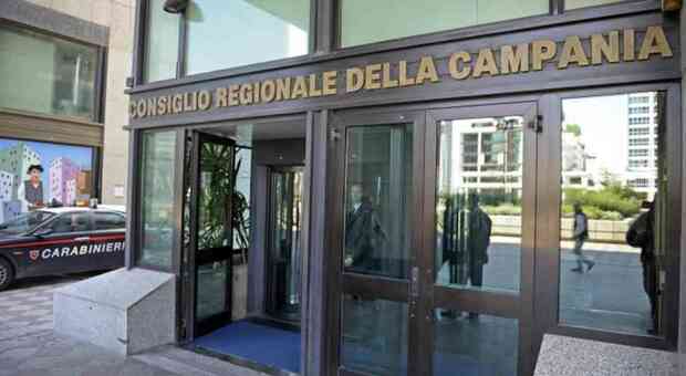 Blitz al Consiglio regionale della Campania: ripristinati i vitalizi per gli eredi, scoppia la polemica