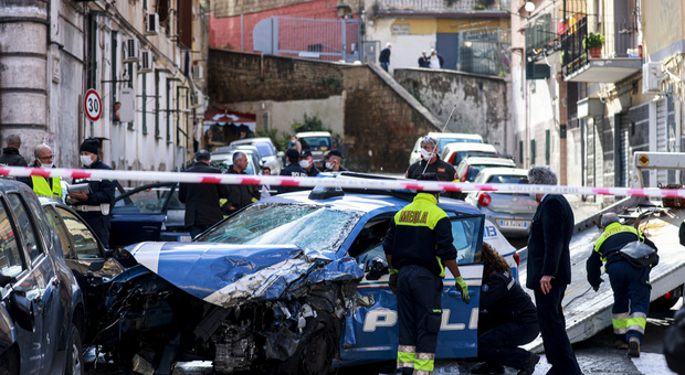 La macchina della polizia distrutta dalla banda di Rom