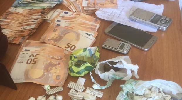 Maxi sequestro di droga e soldi: 130 dosi di cocaina e 8mila euro