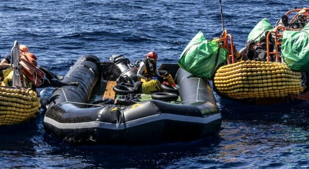 Migranti, almeno 60 morti su un gommone partito dalla Libia. «Alla deriva senza acqua e cibo, c'erano donne e bambini»