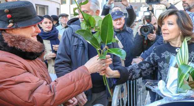 Mazzo di rose alla presidente Casellati e lei le regala alle donne presenti