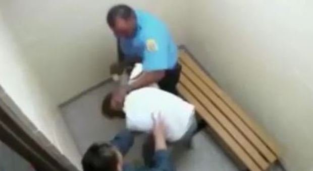 Usa, nuovo video choc: poliziotto picchia teenager nera in carcere