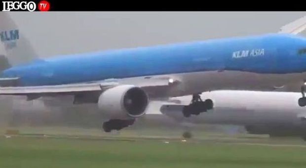 Paura all'atterraggio, il maltempo scuote l'aereo con 300 passeggeri prima che tocchi terra