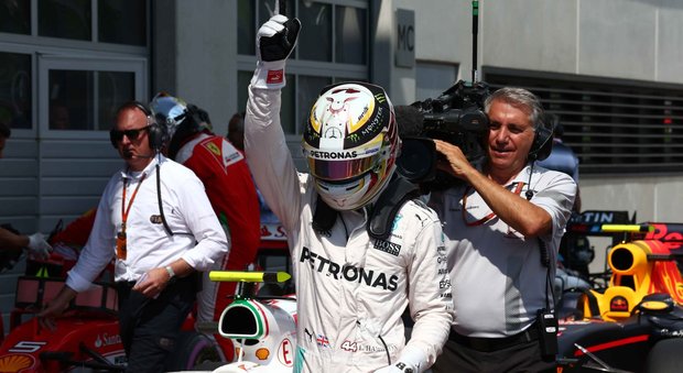 Gp di Austria, vince Hamilton ma lo tampona Rosberg all'ultimo giro, Raikkonen terzo, Vettel ritirato