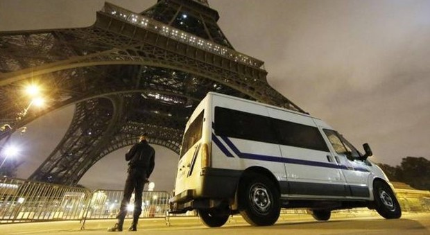 Parigi, estrae coltello e urla «Allah akbar»: paura sulla Torre Eiffel, un arresto