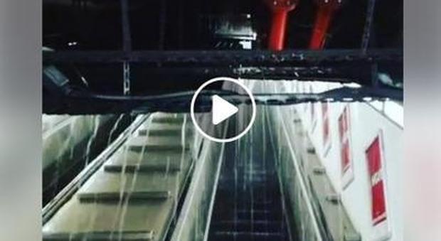 Roma, metro allagata: le scale mobili diventano "cascate"