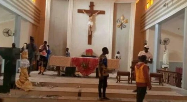 Nigeria, spari in una chiesa: diversi morti, anche bambini. «Commando ha aperto il fuoco sui fedeli»