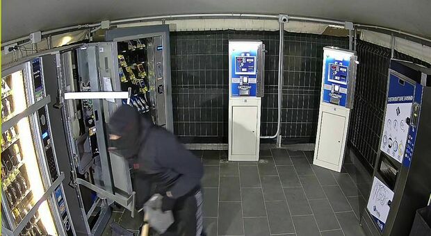 Arrestato ladro di monetine: di notte rubava i soldi dei distributori automatici