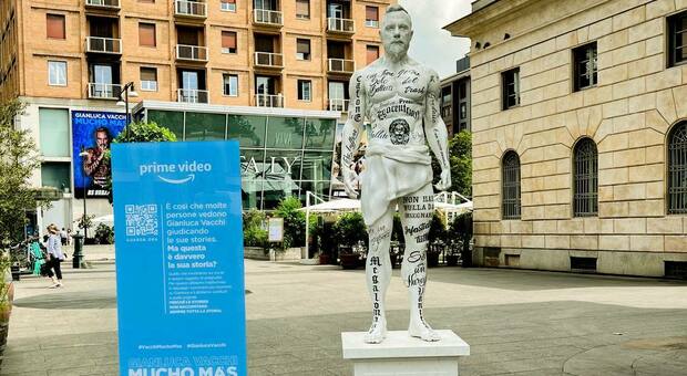 Gianluca Vacchi, statua a grandezza naturale in piazza: sorpresa nel cuore di Milano