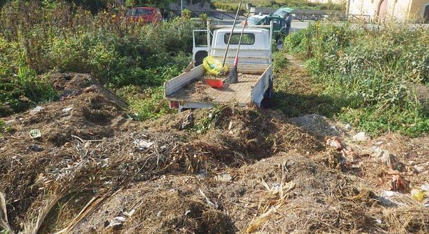 Scarica rifiuti in un terreno, denunciato dipendente comunale
