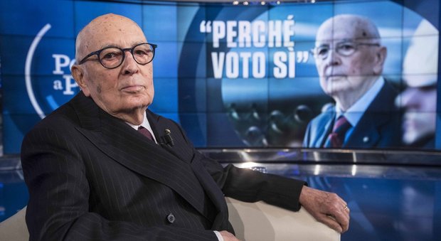 Referendum, Napolitano: «Voto sì ma siamo a sfida aberrante: obiettivo non è giudicare Renzi»