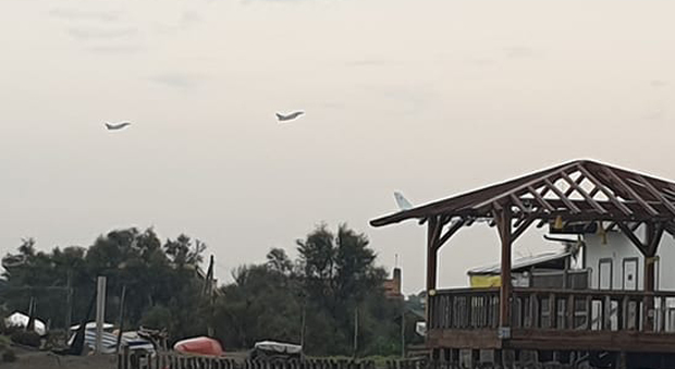 Allarme nei cieli di Roma: due caccia militari scortano l'atterraggio di un aereo