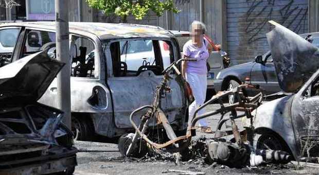 Ostia, scoppia un incendio in strada: distrutte 6 auto e uno scooter