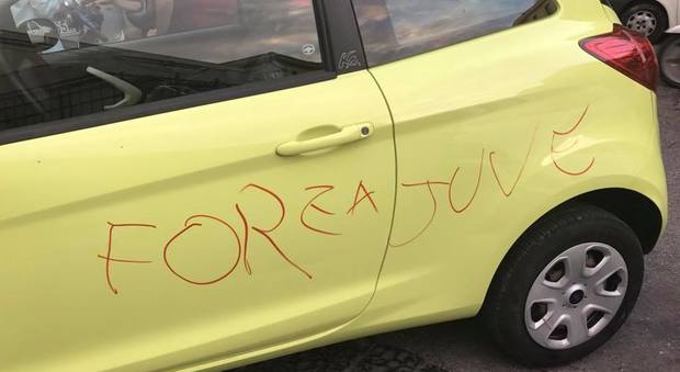 Le sfregiano la macchina con la scritta "Forza Juve": il “dramma” della tifosa del Napoli