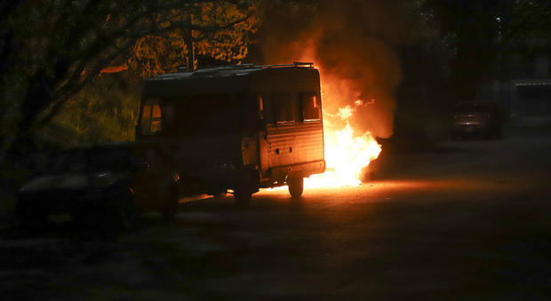Un camper dato alle fiamme durante le proteste di Torre Maura