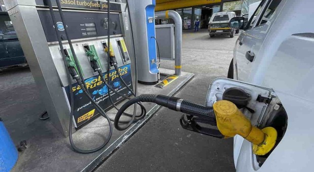 La benzina schizza alle stelle. Anche il diesel supera i 2 euro. Ecco quanto costa in più fare il pieno dall'inizio della guerra