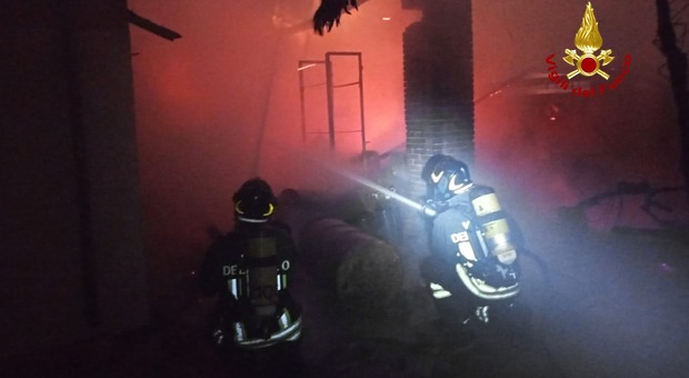 Incendio in un complesso rurale, non facile lavoro per i pompieri