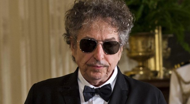 Bob Dylan non ritirerà il Nobel Il cantante dà forfait per Stoccolma