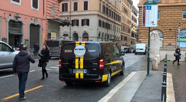 Grillo e Di Maio e il furgone in sosta vietata: "Paghiamo la multa, l'autista non se n'è accorto..."