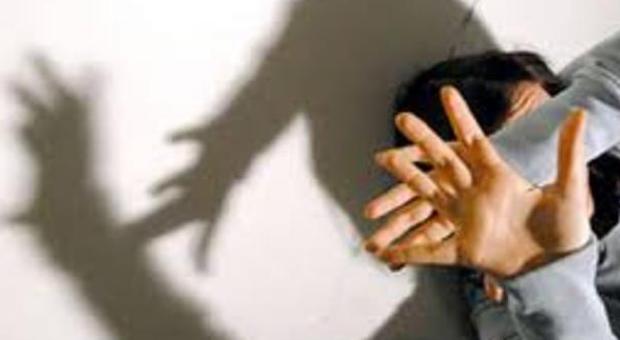 Abusi sessuali e botte a una 13enne: fermato il fratello di 18 anni