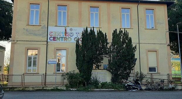 Pesaro, la preoccupazione delle mamme: «Il centro Totem è stato venduto i nostri figli restano senza sede»