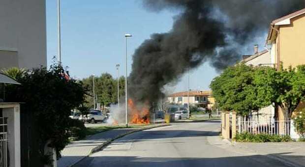 Auto ibrida prende fuoco a Villa Musone, macchina distrutta dalle fiamme