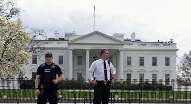 Uomini della sicurezza fuori dalla Casa Bianca dopo il blackout