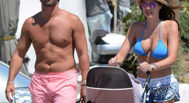 Tamara Ecclestone, vacanze in famiglia: a Mykonos col marito e la piccola Sophia