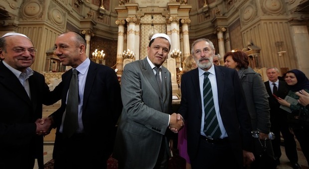 Roma, incontro interreligioso in Sinagoga, il rabbino Di Segni: «Aperti alla speranza»