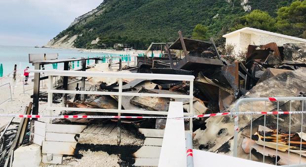 SpiaggiaBonetti, i vigili del fuoco: tutte le prove distrutte dal rogo