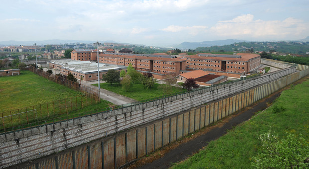 Pallone con dentro 15 cellulari lanciato oltre le mura del carcere di Avellino