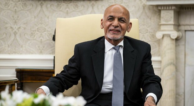 Afghanistan, l'ex presidente Ghani è ad Abu Dhabi. «Fuggito con 169 milioni dalle casse dello Stato»