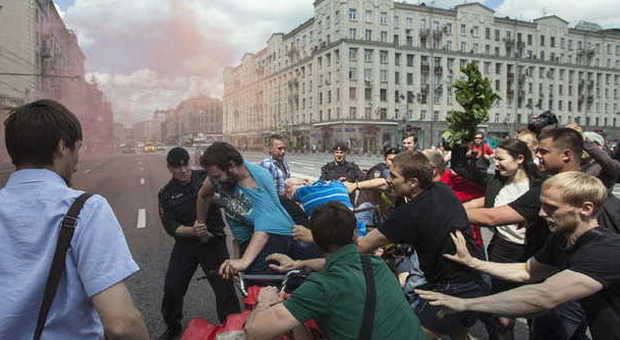 Gay pride a Mosca, nazionalisti russi aggrediscono i partecipanti alla parata non autorizzata: quindici arresti